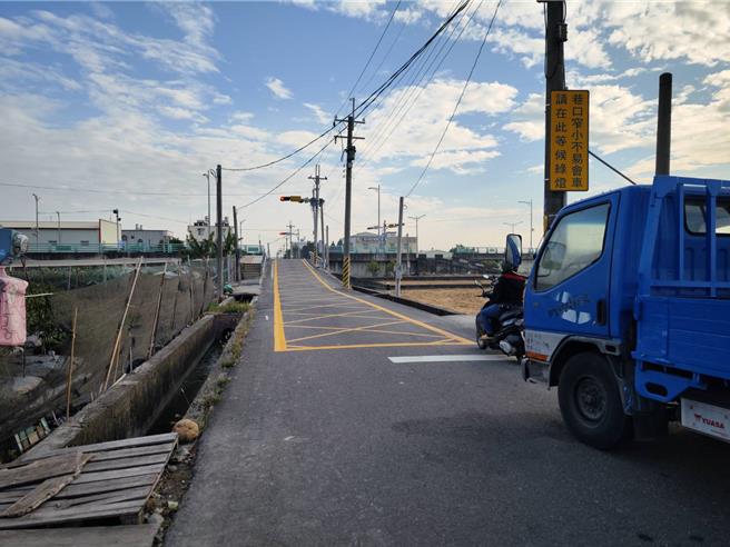 彰化县高铁彰化站联外道路与永兴路1段249巷交叉口，画设了长达12公尺的黄网线，就有网友把照片PO上社群问「有没比这个还远的停车线」，引发热烈讨论。（吴建辉摄）