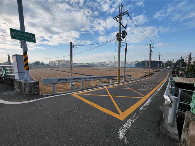 对此公所回应表示，许多民眾反映若是红灯车停巷口，从联外道就转不进去，导致时常发生事故，因此去年底画设此黄网线，好让车辆能顺利会车。（吴建辉摄）