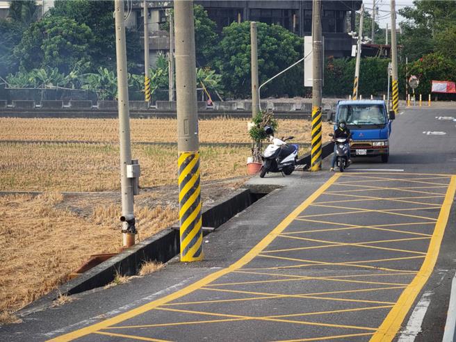 公所说，目前多数民眾都能配合、体谅，长度是经过专业判断与考量所设置，因此没有过长的问题。（吴建辉摄）