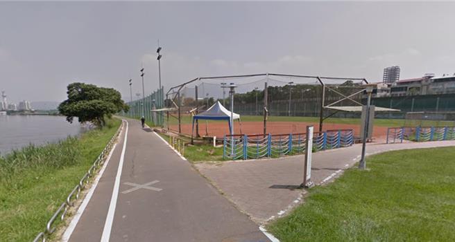 本月30日起至12月31日止，百龄右岸河滨公园自行车道后港一号桥至百龄桥区段，因施工配合封闭。（黄敬文翻摄）