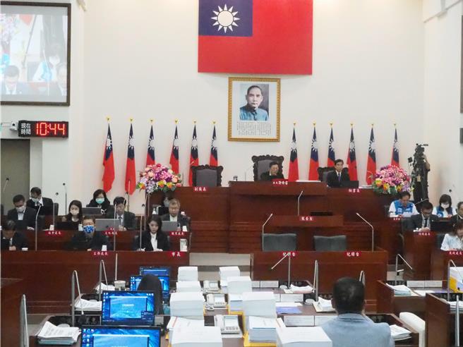 新竹市议会29日三读通过「新竹市殡葬管理自治条例修正草案」，主要增列遗体净身、着装、及化妆（洗穿化）服务项目及收费标准。（陈育贤摄）