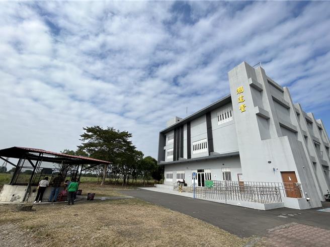 屏东潮州镇公所今年2月7日启用第三公墓第2座纳骨堂「潮远堂」，并为便民而将缴费时间延长1年，但因有少部分人迟迟未缴费导致变相「卡位」排挤到真正有需求的人，为此，公所将于年底盘点清查。（谢佳潾摄）