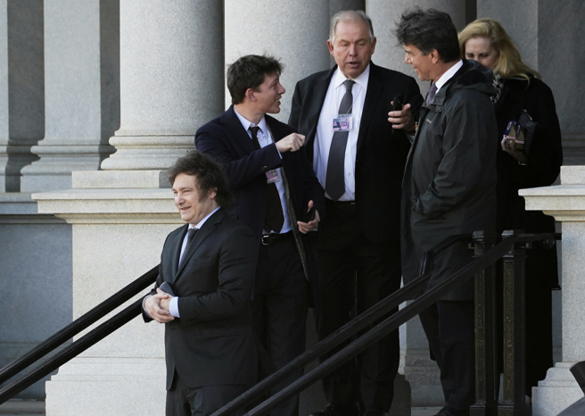 图为阿根廷总统当选人米雷伊今在华盛顿白宫拜会美国高阶官员，经济团队则与国际货币基金（IMF）官员寒暄。（图／路透社）