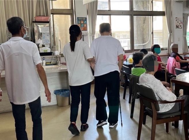 原先从事工厂包装员的小玉在2022年突然失业，新竹就业中心主动电话关怀并提供就业媒合服务，并评估她个人特质，最终顺利转职投入照服工作。（新竹就业中心提供／邱立雅竹县传真）