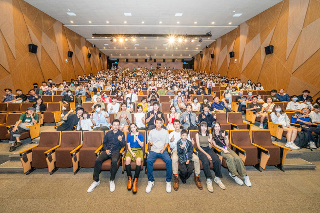 義守大學影視系校友許聖宗拍攝的短片作品《隔河》，在今年高雄電影節舉辦首映會，大獲好評。(照片/義守大學提供)