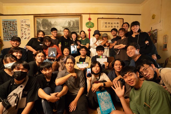 許聖宗籌備《隔河》期間，從北到南集結了約30位義大影視系的校友組成劇組工作人員，一起共同創作《隔河》，展現出影視系成軍以來的輝煌成果之作。(照片來源：義守大學提供)