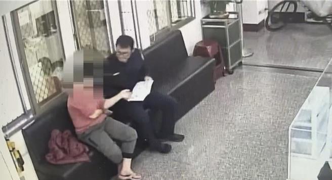 大湾派出所所长林璟翔正在对董女说明她遇到诈骗，当场拿出「识诈36计手册」，董女一看才恍然大悟。（读者提供／曹婷婷台南传真）