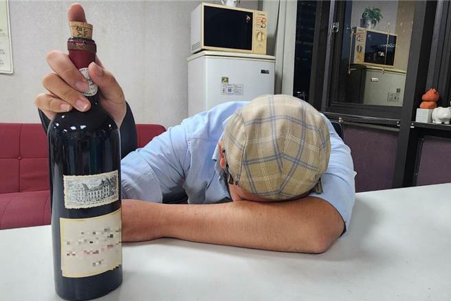 台北市立联合医院中兴院区神经内科主治医师许家纶表示，魏尼凯氏脑病酒瘾族群最为常见，但任何有潜在营养不良的都应留心，举凡做过肠胃切除手术、癌症化疗、严重孕吐、本身有慢性感染或发炎疾患者。（黄敬文摄）★《中时新闻网》关心您：饮酒过量，有碍健康。酒后不开车，安全有保障！