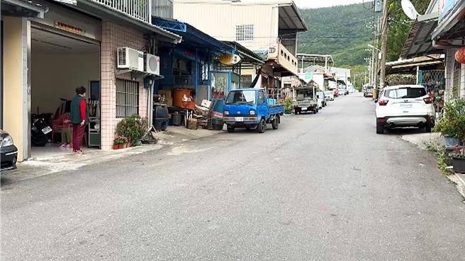 从《超级红人榜》出道的歌手柯辰勋27日惊传骤逝，得年20岁，台东老家亲友、邻居听闻噩耗，悲痛不舍。（萧嘉蕙摄）