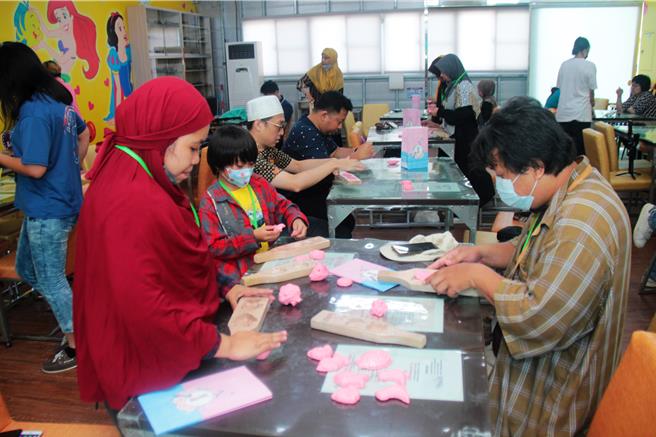 大鹏湾国家风景区管理处启动｢屏东观光圈穆斯林及清真认证推广辅导｣计画，号召屏东观光圈旅游观光相关业者一同参与，其中深受穆斯林家庭喜爱的就是｢芙玉宝香皂文创主题馆｣。（鹏管处提供／谢佳潾屏东传真）