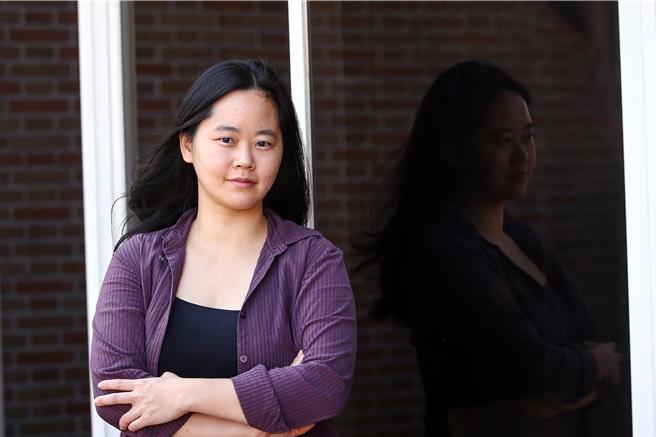 指挥家林沂蓁表示，作曲家透过乐谱传达乐思，要依照原意演奏。（邓博仁摄）