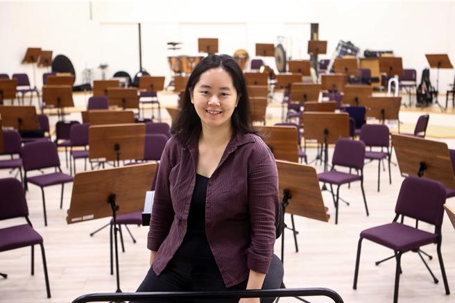 指挥家林沂蓁认为，将对音乐的喜爱分享给观眾，是指挥家的工作。（邓博仁摄）