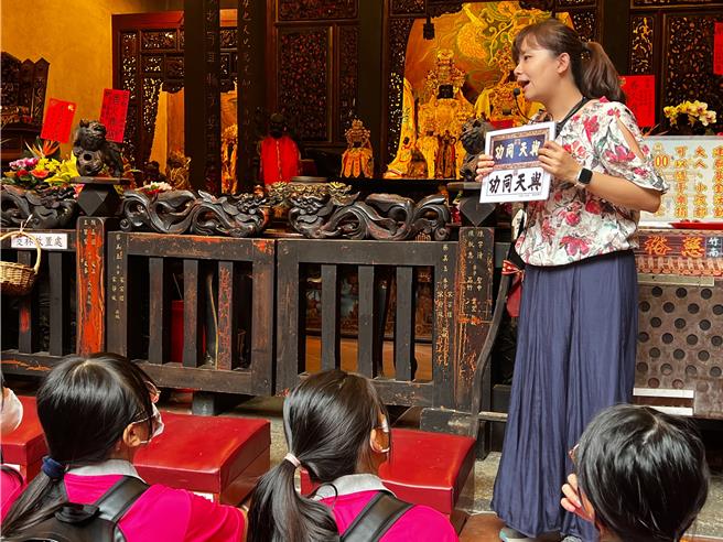 竹南镇竹南国中29日安排7、8年级安排走读在地竹南歷史文化，老师导览解说慈裕宫歷史。（竹南国中提供／谢明俊苗栗传真）