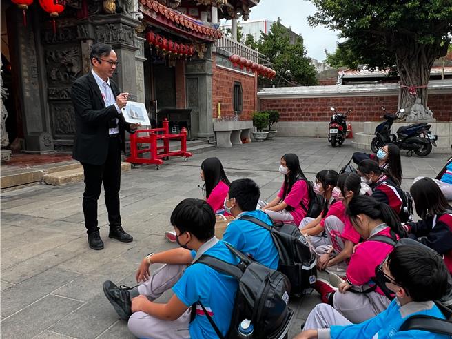 竹南镇竹南国中29日安排7、8年级安排走读在地竹南歷史文化，老师导览解说慈裕宫歷史。（竹南国中提供／谢明俊苗栗传真）