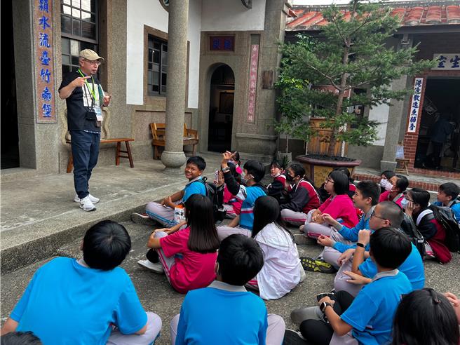 竹南镇竹南国中29日安排7、8年级安排走读在地竹南歷史文化，苗栗县在地文化推广协会人员导览解说陈家古厝歷史。（竹南国中提供／谢明俊苗栗传真）