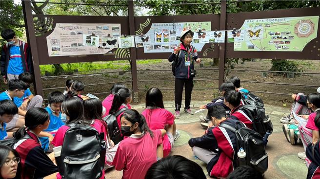 竹南镇竹南国中29日安排7、8年级安排走读在地竹南歷史文化，塭内社区志工导览解说塭内湿地生态。（竹南国中提供／谢明俊苗栗传真）