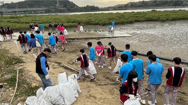 竹南镇竹南国中29日安排7、8年级安排走读在地竹南歷史文化，学生协助清理塭内湿地。（竹南国中提供／谢明俊苗栗传真）