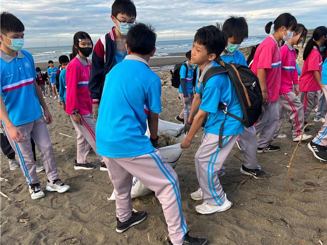 竹南镇竹南国中29日安排7、8年级安排走读在地竹南歷史文化，学生协助净滩。（竹南国中提供／谢明俊苗栗传真）