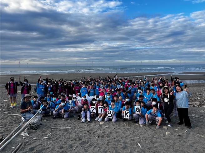 竹南镇竹南国中29日安排7、8年级安排走读在地竹南歷史文化，学生协助净滩。（竹南国中提供／谢明俊苗栗传真）