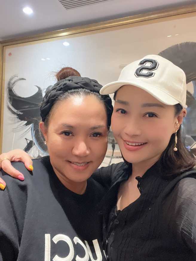 黎瑞恩（图左）状态被指不如大8岁的杨玉梅。（图／取自杨玉梅脸书）