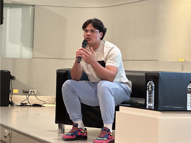 台东之光、国防部长张育成今天返回台东。（蔡旻妤摄）