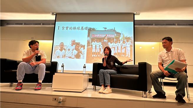  台东之光张育成（左）今天受启蒙校长方颖丰（右）邀约参加红叶国小棒球训练营及棒球科学化讲座。（蔡旻妤摄）