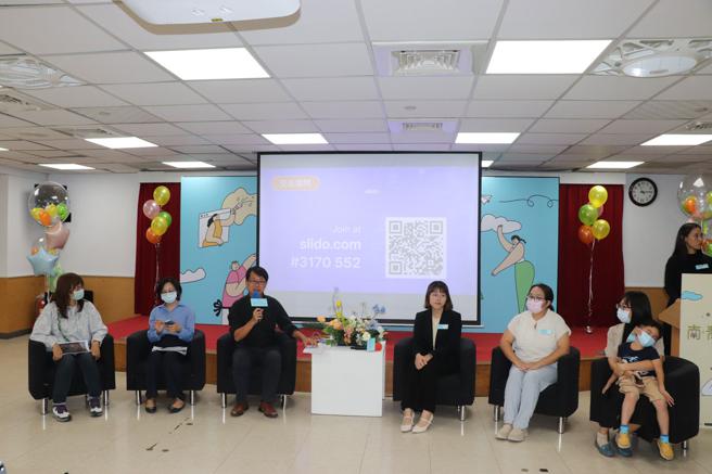 市府局处官员在会中与青年团队面对面会谈 (图片来源：记者谢欣泽拍摄)