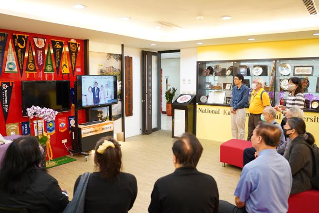 王政彦校长（左4）与张前校长家属观赏追思照片（图片来源：高雄师范大学提供）