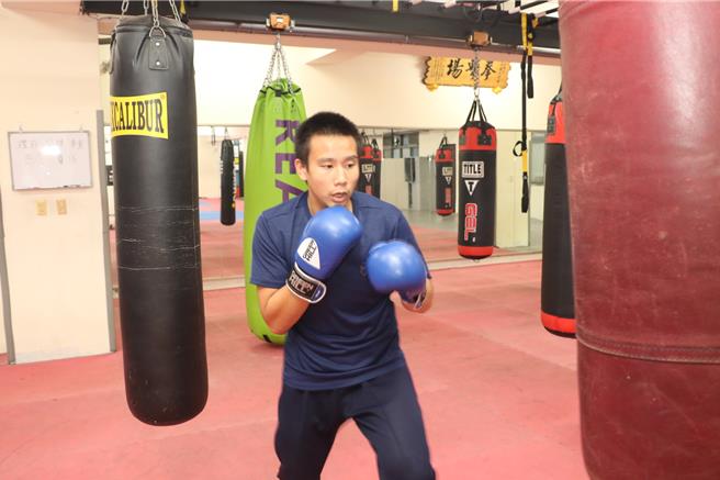 2023年11月29日新北市／原民少年吴俊棋在三峡国中拳击场练打沙袋，出拳迅疾如雷，今年荣获全中运拳击赛第2名。（刘玮晴摄）