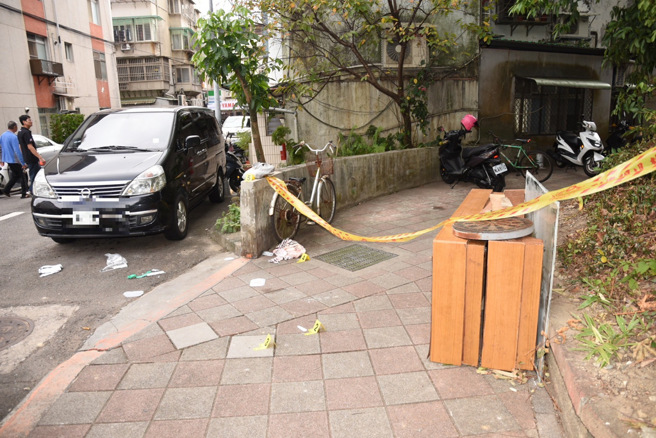 内湖环山路惊爆凶杀 ，妇人左胸遭刺，倒卧血泊无生命迹象。（翻摄照片／林郁平台北传真）