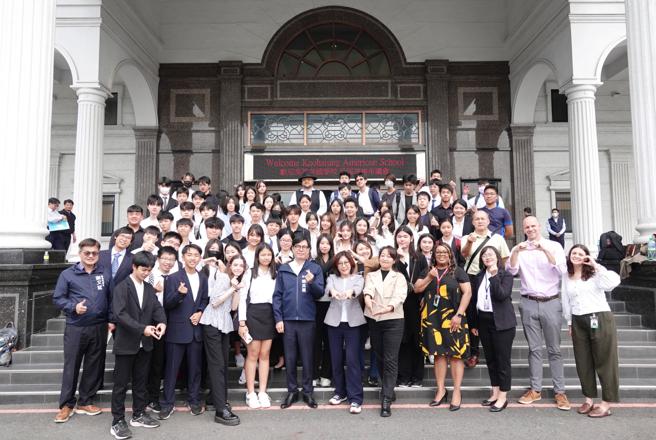 陈其迈和康裕成与来访的高雄美国学校师生在高雄市议会前合影留念（图片来源：高雄市议会提供）