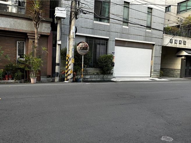 住在台中大里区的黄男表示自家的门口有1支消防栓，妈妈将机车停在家门口，但是根据《道路交通安全规则》消防栓出入口5公尺内不得临时停车，因此遭到检举。（民眾提供／冯惠宜台中传真）