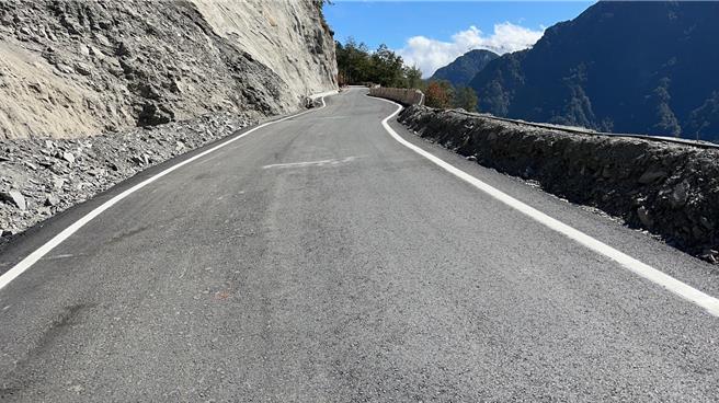 台8線中橫公路117.4公里關原路段，完成邊坡刷坡作業，30日下午起，解除關原至金馬隧道東端的夜間封閉管制措施。（公路局提供）