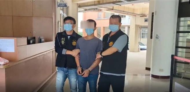 吴姓男子（中）从10月开始在深夜施放自制爆裂物，28日被新化警方逮捕。(读者提供／曹婷婷台南传真)