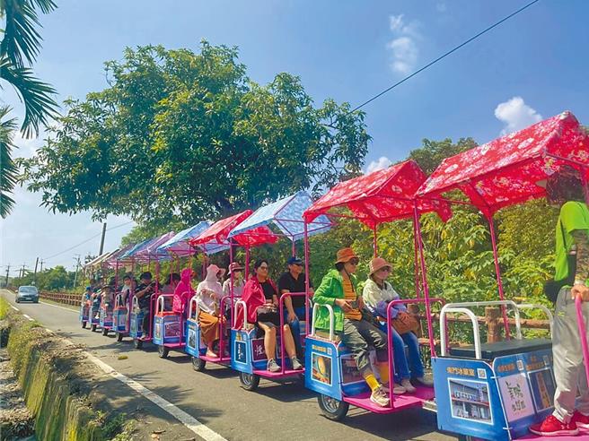 美浓拉拉车新观光潮在今年9月亮相后受到游客欢迎，带动粄条业再现荣景，商家期盼能再启动拉拉车活动。（林雅惠摄）