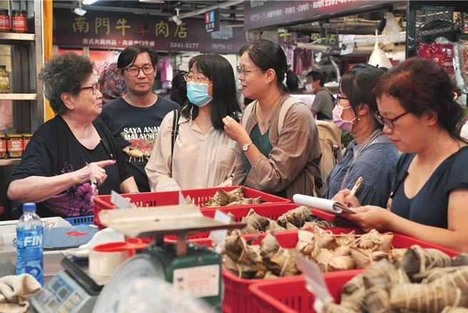 史博馆与教育广播电台合作「城南那一味」节目，新住民主持群在南门市场南园体验。（史博馆提供／李怡芸台北传真）