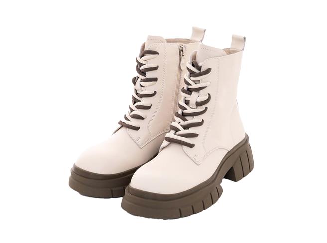 Global Mall桃园A8店推CUMAR「方头绑带厚底短靴」，原价7980元、优惠价3680元。（Global Mall提供／朱世凯台北传真）