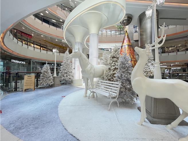 大江购物中心今年耶诞节打造白色系的梦幻雪之城。（大江购物中心提供／朱世凯台北传真）