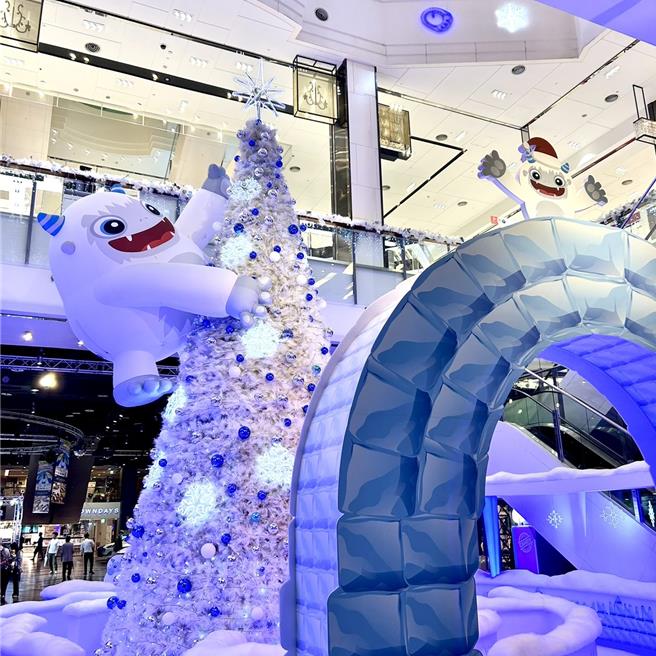 台茂购物中心「雪怪与迷宫圣诞树」相当抢眼，吸引家庭客前来消费打卡。（台茂购物中心提供／朱世凯台北传真）