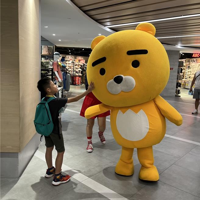 统领广场预告将举行韩国IP KAKAO FRIENDS人偶见面会。（统领广场提供／朱世凯台北传真）