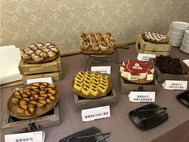 農糧署東區分署、台灣金針協會、飯店與名產業者，將金針做成加工品，聯手研發7種金針風味甜品與2款伴手禮，今天舉辦成果發表。（王志偉攝）