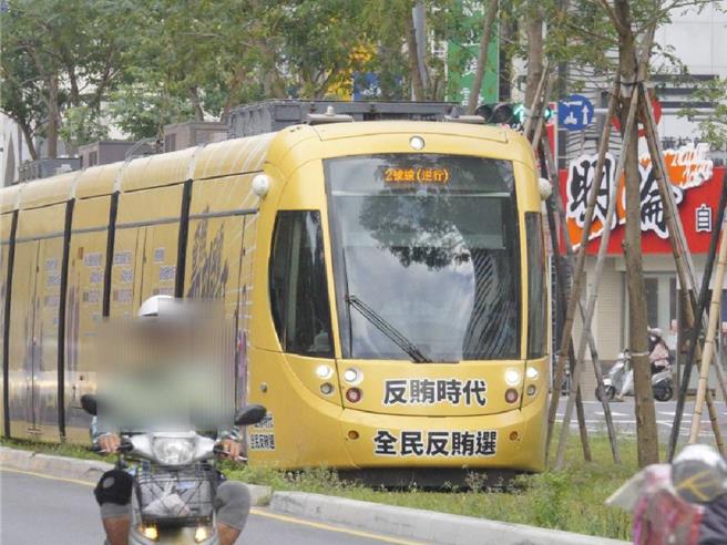 高雄环状轻轨将成全台首条通车的环状线，如何标示列车行进方向成一大考验，目前测试期间高雄市捷运工程局暂以「1号线（顺行）」、「2号线（逆行）」作为识别标示，并持续搜集意见优化调整。（任义宇摄）