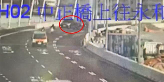 宋姓女骑士日前上午骑车行经中正桥台北往永和方向，途中不慎擦撞同向轿车，宋女摔车倒地受伤。（永和警分局提供）