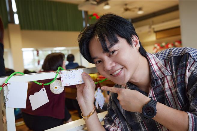 許富凱日前赴宜蘭偏鄉國小，陪伴學生度過暖心耶誕節。（十得私廚網路商城提供）