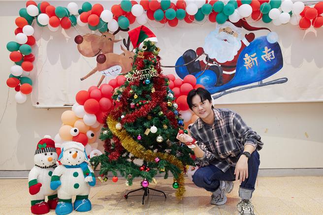 許富凱日前赴宜蘭偏鄉國小，陪伴學生度過暖心耶誕節。（十得私廚網路商城提供）