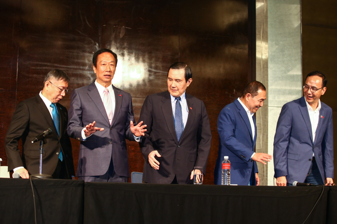 君悦风波让蓝白分道扬镳，但柯文哲(左一)因失态而民调重挫，侯友宜(右二)包容隐忍反获民意相挺。（资料照片）