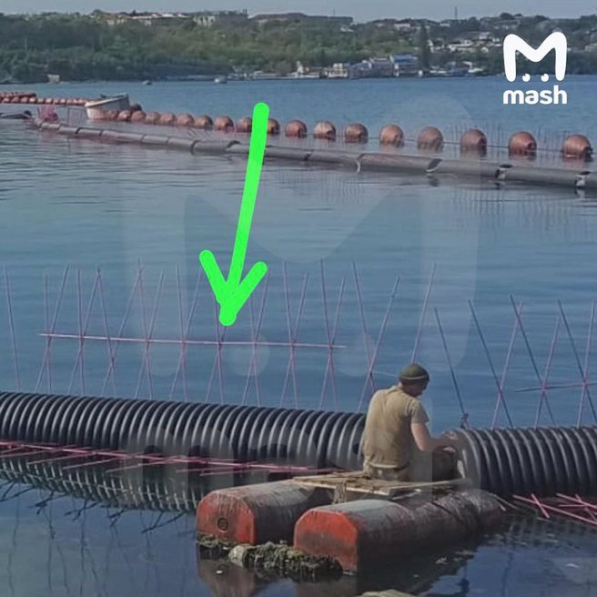 近看俄罗斯在塞凡堡建立的拦阻索和栅栏。(图/x)