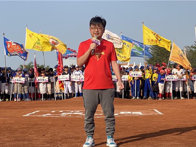 彰化县议会议长谢典林29日在脸书发文向「百万郭粉们」喊话不要散，倡议将主流民意大联盟改组为「下架民进党，非绿大联盟」。（资料照片／孙英哲彰化传真）