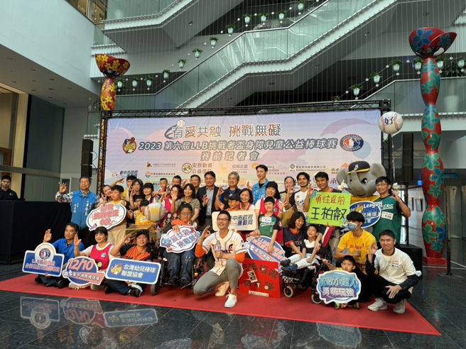 何戎与身障儿、家长开心合影。（何戎提供）