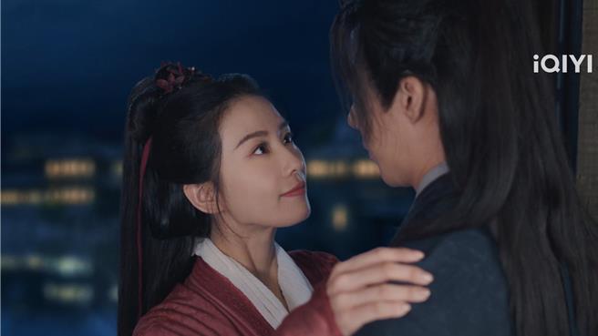 刘诗诗主动献吻刘宇寧。（爱奇艺国际站提供）